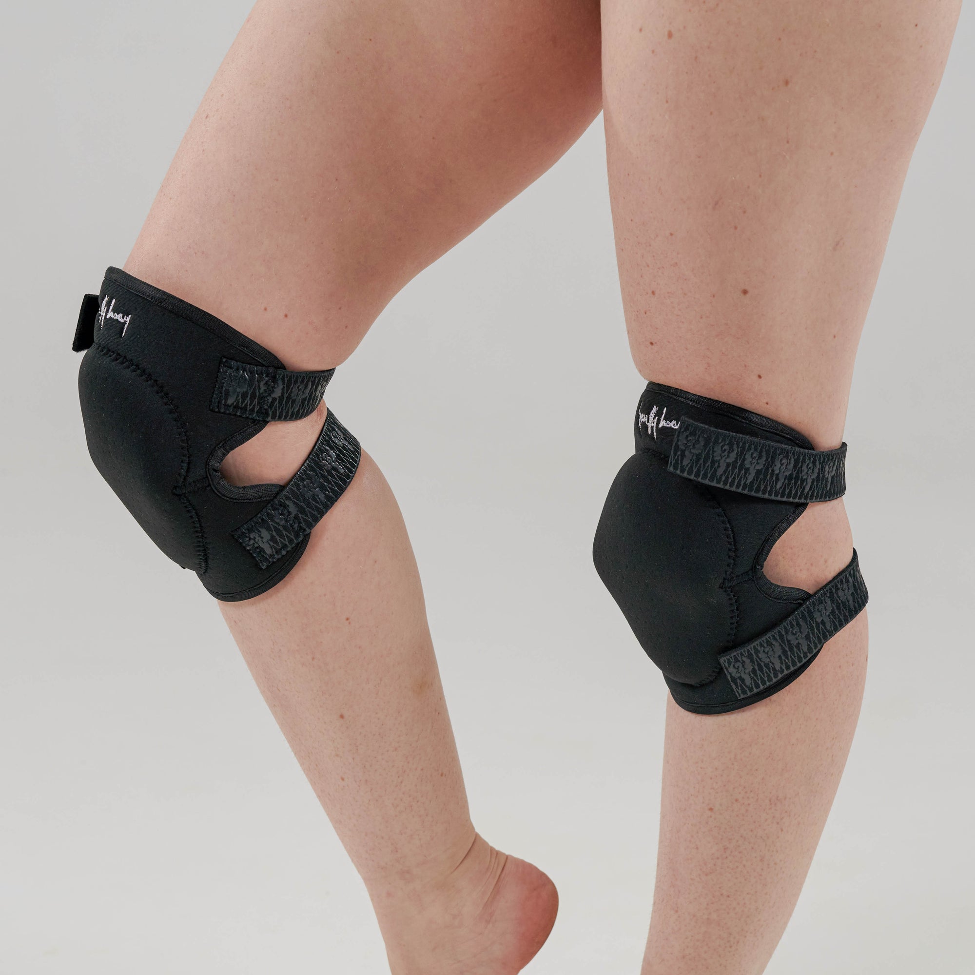 pole dancer in a pole wearing sfh sticky comfort knee pads in black