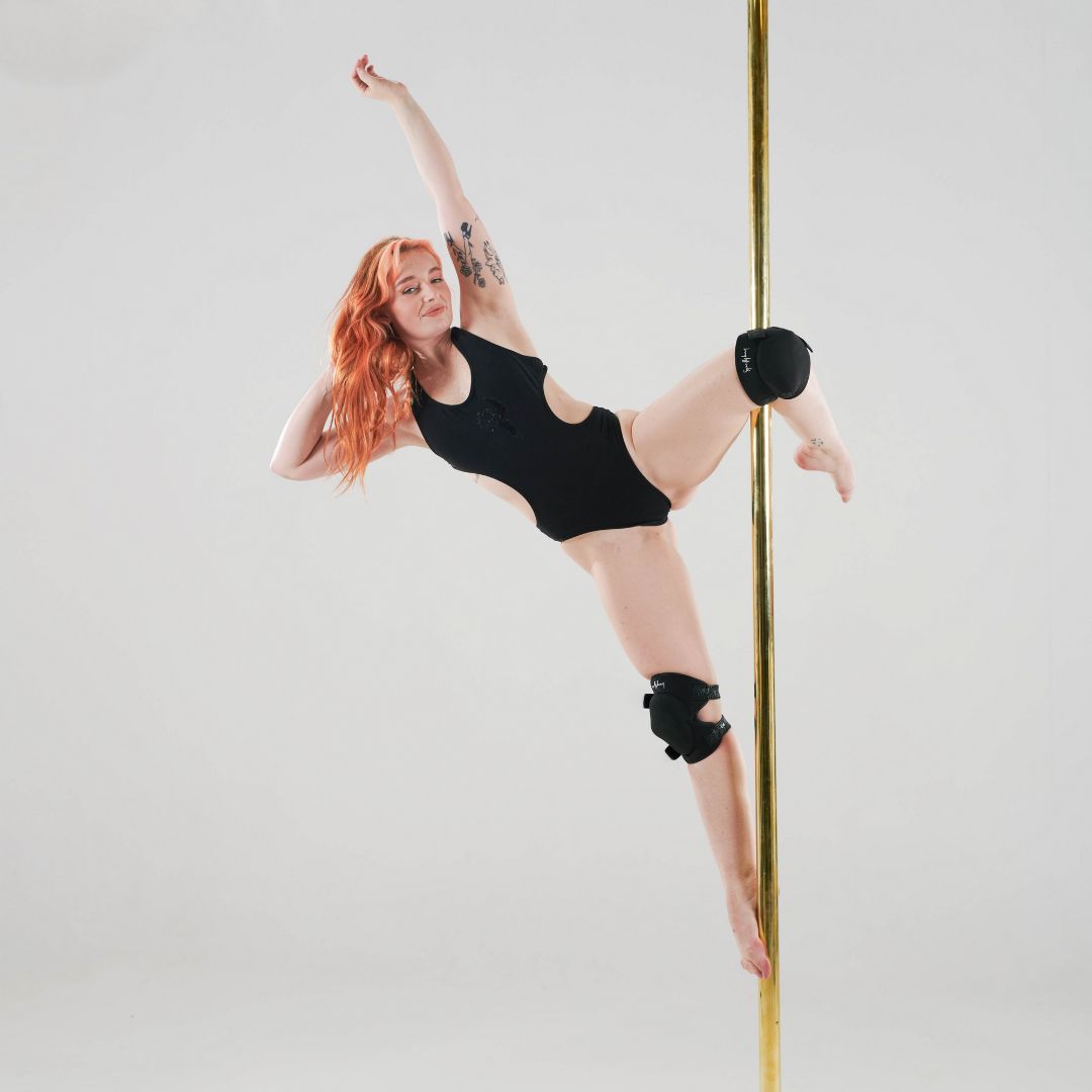 pole dancer in a pole wearing sfh sticky comfort knee pads in black