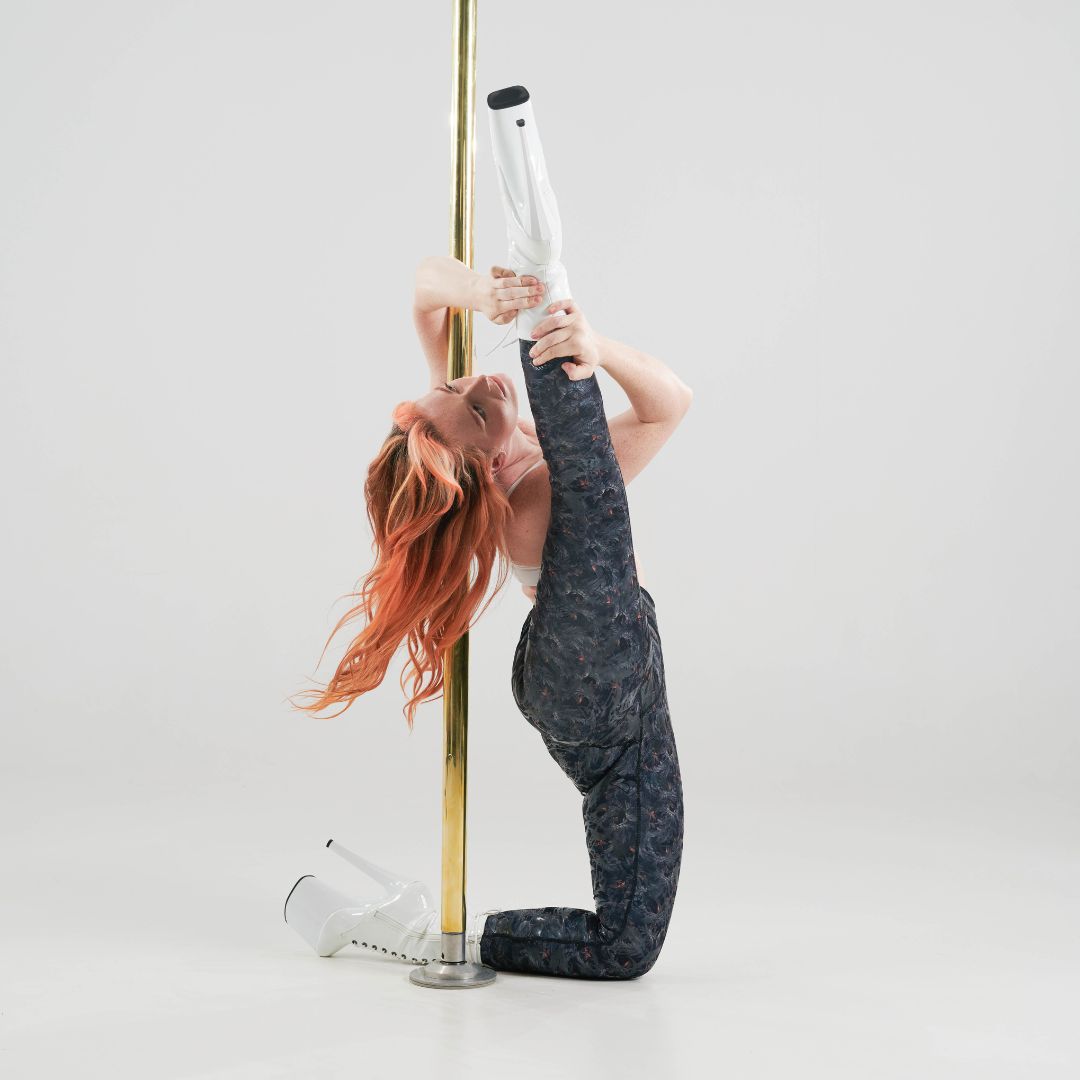 pole dancer in a pole wearing sfh sticky leggings in phoenix