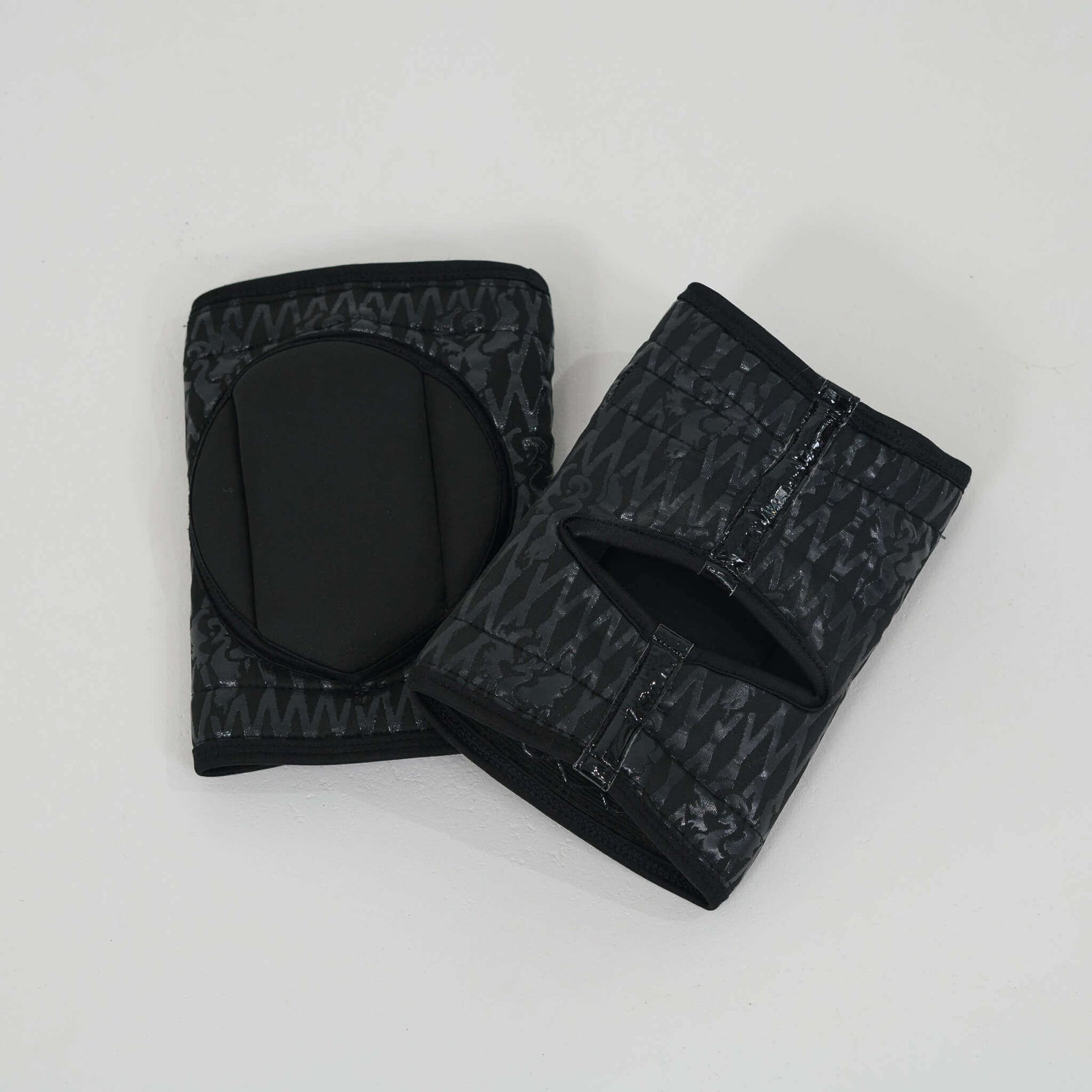 sticky knee pads for pole dancing in black